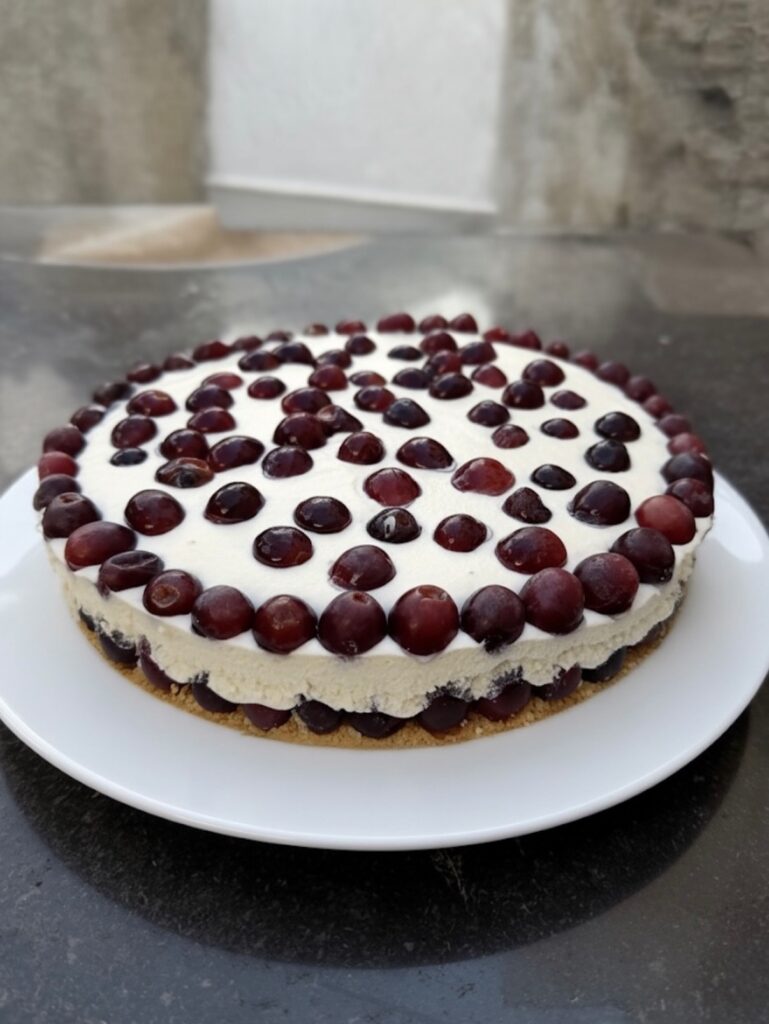 Cheesecake all’Uva Fresca senza Cottura – Ricetta Cremosa e Perfetta per l’Autunno