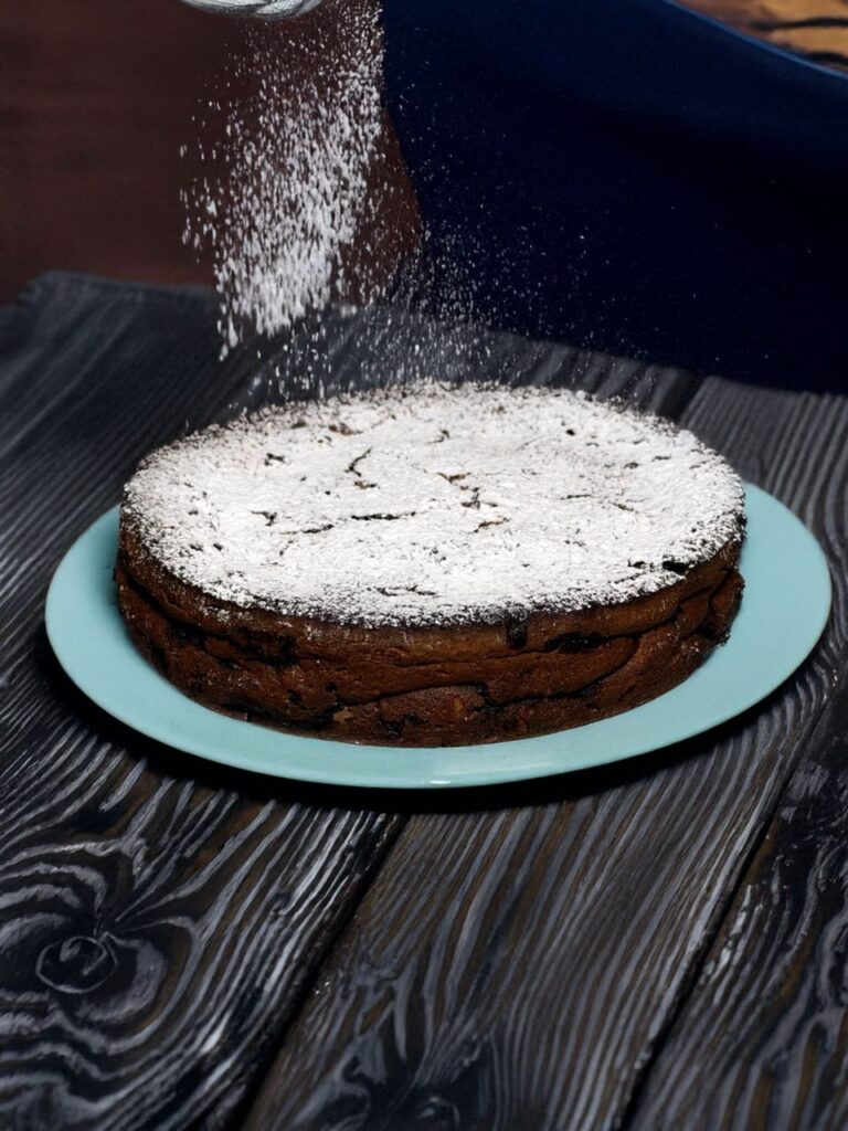 Torta ricotta, gocce di cioccolato e arancia: ricetta facile, cremosa e profumata