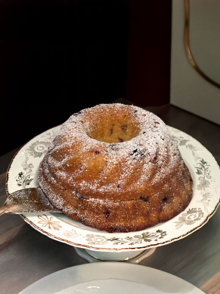 Ciambella soffice ai frutti di bosco e ricotta – alta, umida e profumata al limone