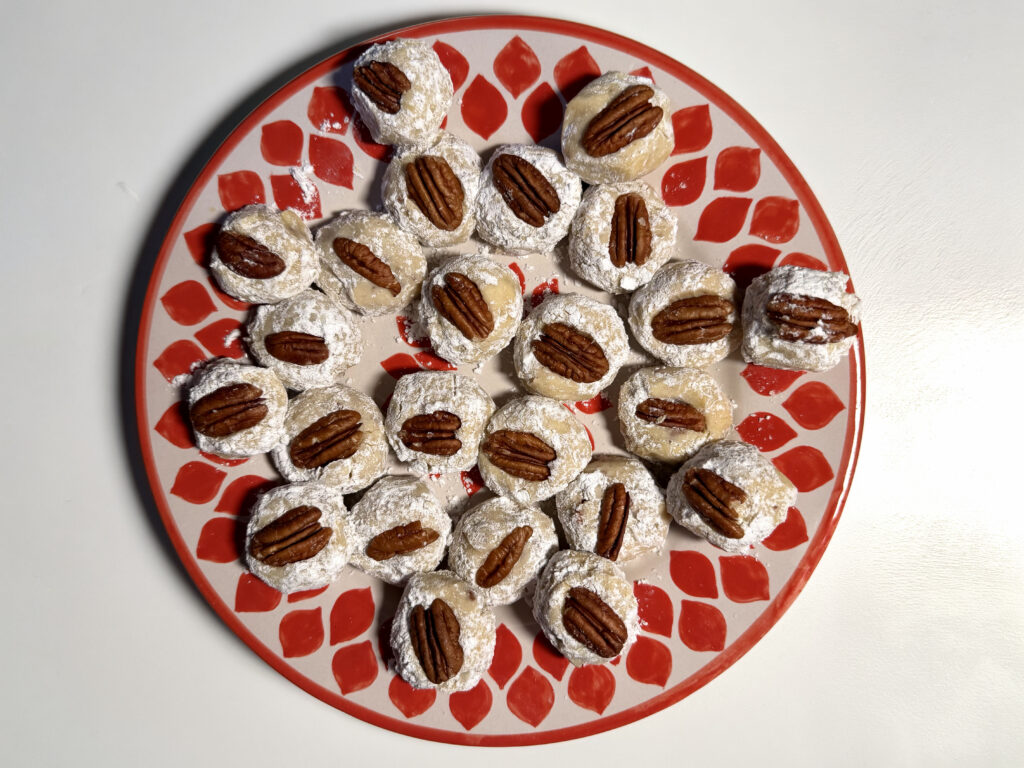 Biscotti palle di neve alle noci pecan: i dolcetti che si sciolgono in bocca