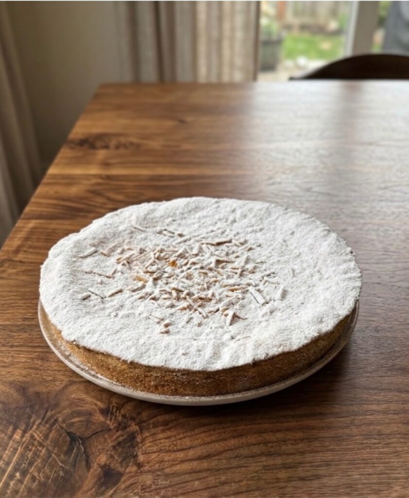 Torta della nonna: la ricetta classica con frolla burrosa e crema pasticcertia alla vaniglia
