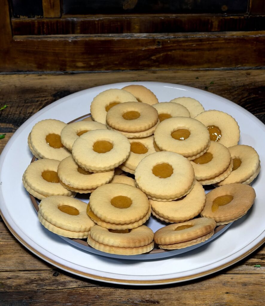 Occhi di Bue: I Biscotti farciti con crema alla nutella o confettura