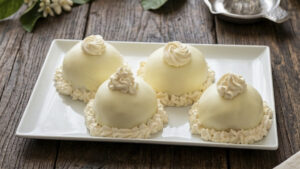 Delizie al limone: la ricetta originale con pan di spagna, crema al limone e glassa alla panna