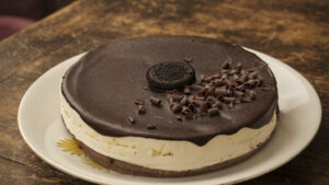 Cheesecake Oreo: la ricetta senza cottura con base al cacao, crema al formaggio e ganache fondente