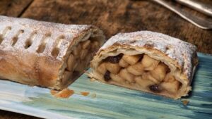 Strudel di Mele con Pasta Tirata a Mano