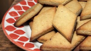 Mostaccioli di San Francesco: i biscotti alle mandorle e miele profumati all’arancia e cannella